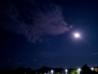 絮云何系囫囵月，皓镜当空照宇澄。