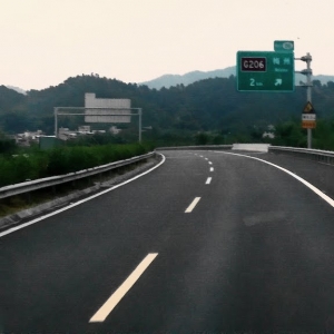 河梅高速龙川西出口昨起封闭 仅留一车道通行